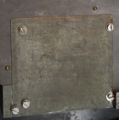 Díra zakryta přišroubovanou záplatou ze zinkového plechu.jpg